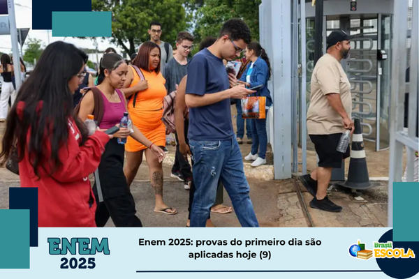 Foto de participantentes do Enem na porta do local de aplicação. Texto: título da notícia