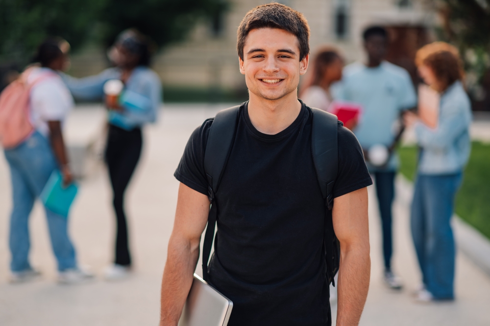 Estudante universitário branco sorrindo