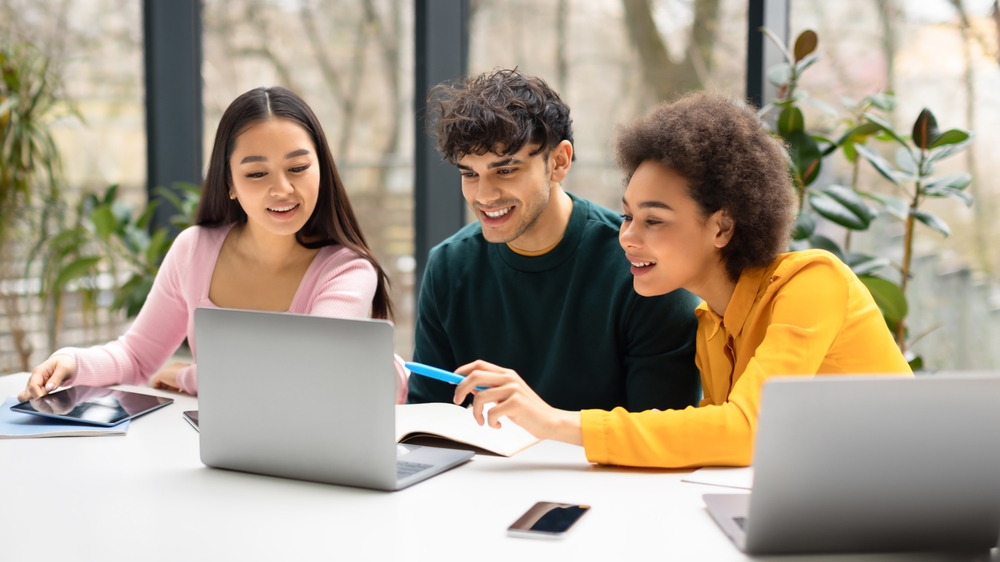 Estudantes em sala de estudos