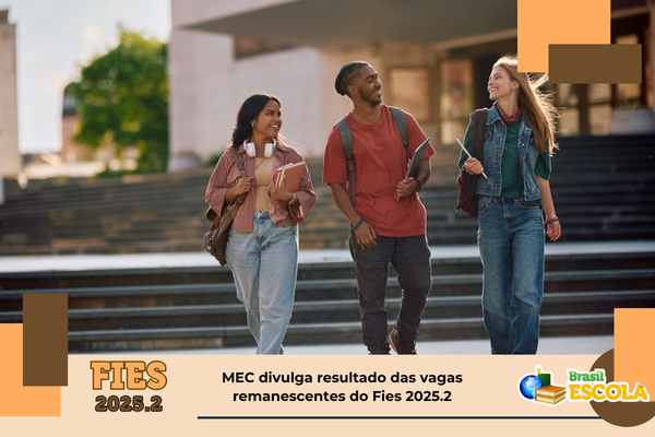 Três estudantes conversando e rindo. Texto: título da notícia.