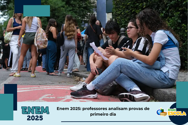 Foto de participantentes do Enem na porta do local de aplicação. Texto: título da notícia