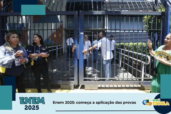 Foto de participantentes do Enem na porta do local de aplicação. Texto: título da notícia